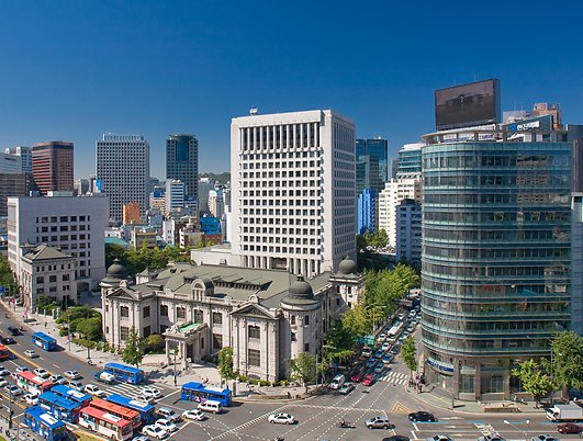 The Bank of Korea is seated in Sogong-dong of Jung District, composing financial district of the Downtown Seoul.