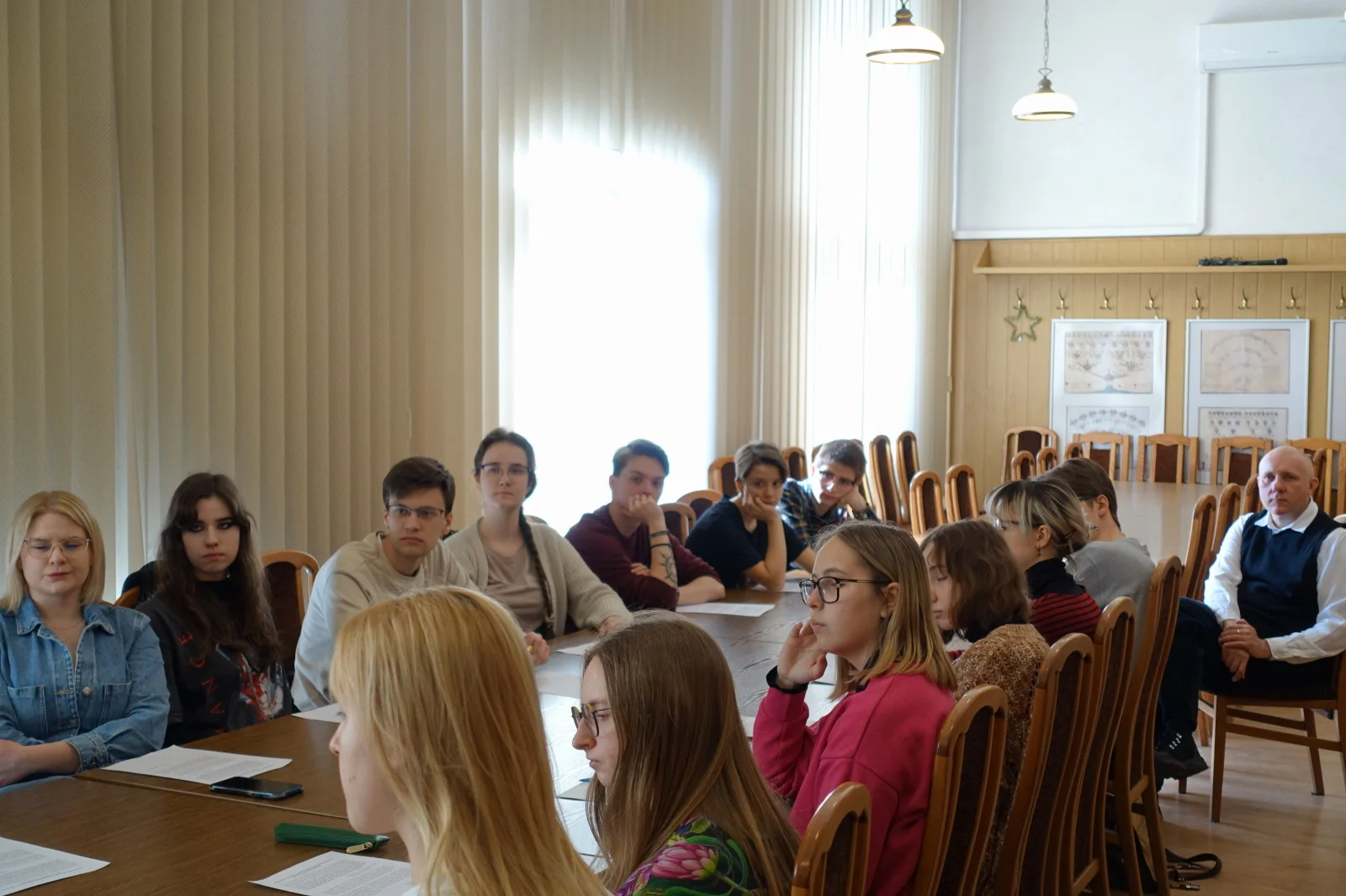 studenci w archiwum państwowym 