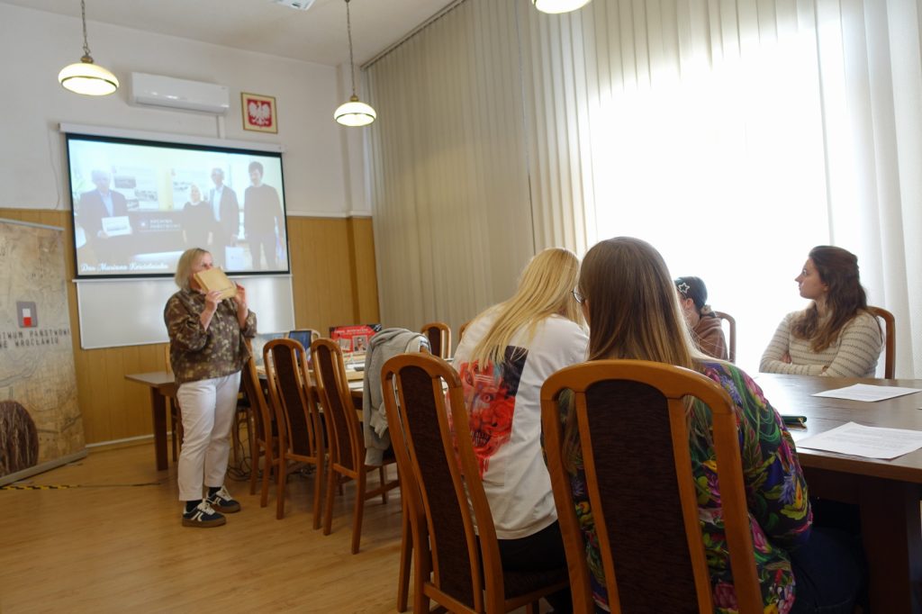 studenci w archiwum państwowym