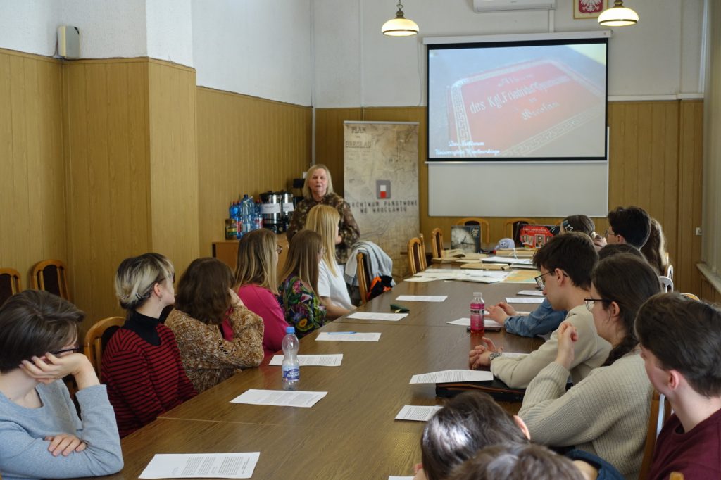 studenci w archiwum państwowym