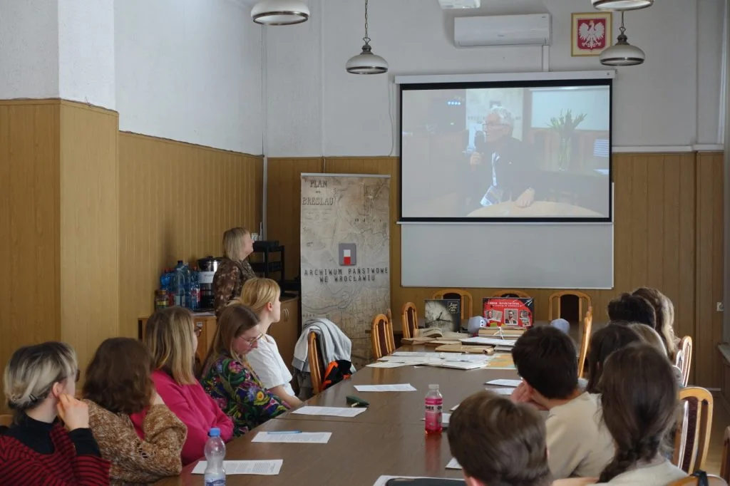 studenci w archiwum państwowym