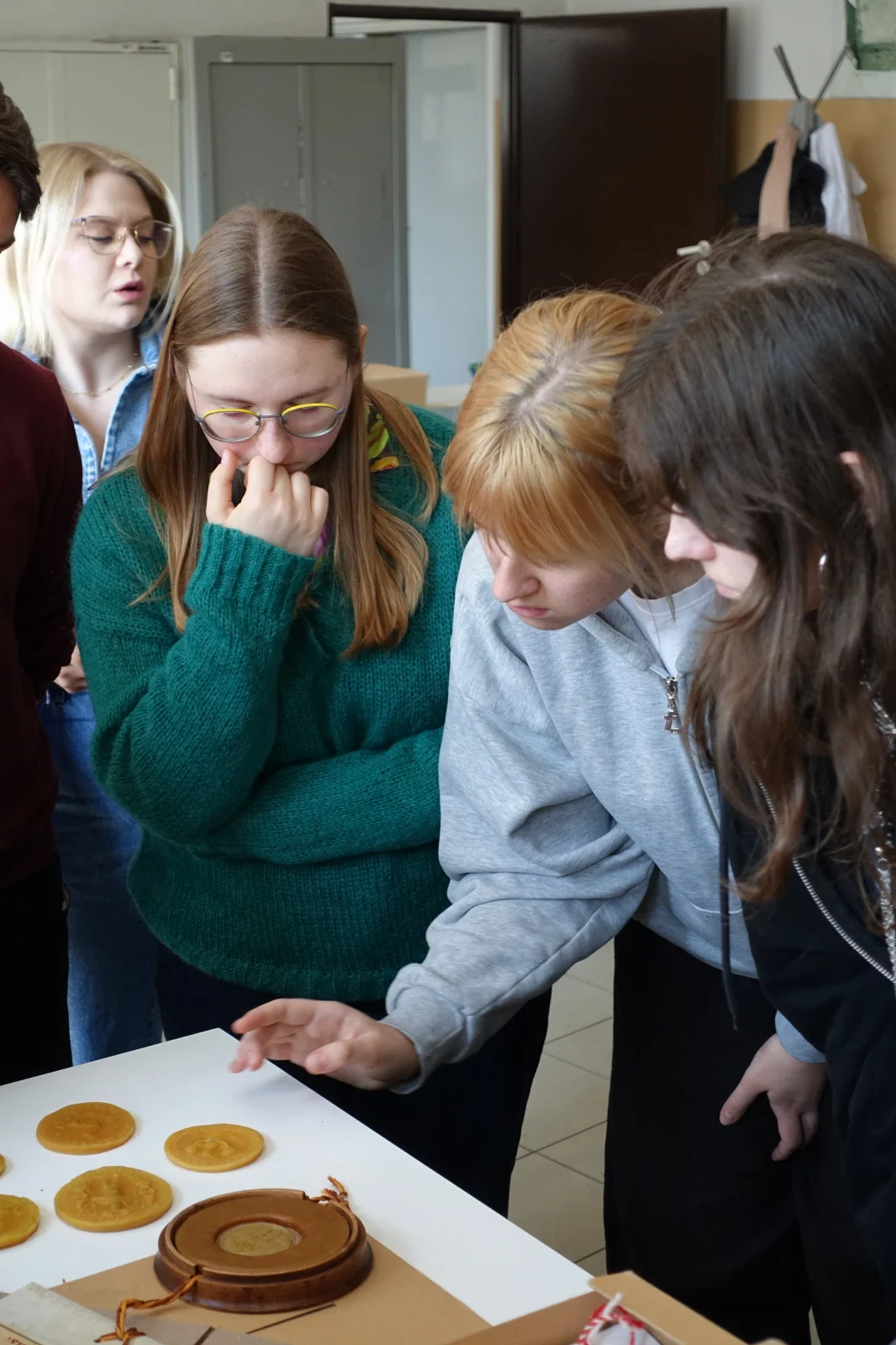 studenci w archiwum państwowym 