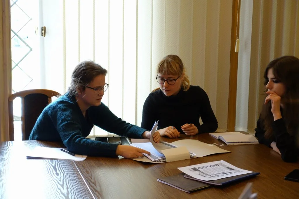 studenci w archiwum państwowym