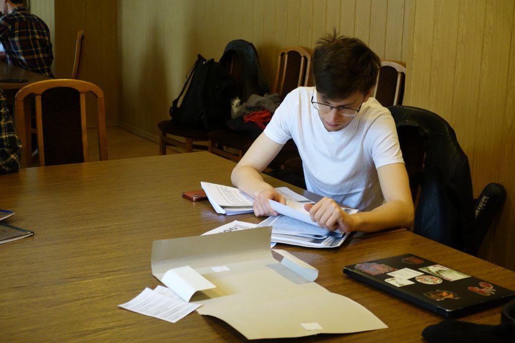 studenci w archiwum państwowym