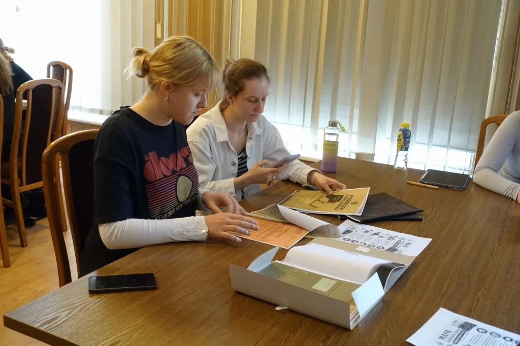 studenci w archiwum państwowym
