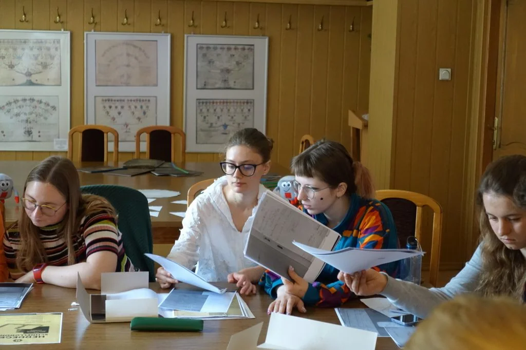 studenci w archiwum państwowym