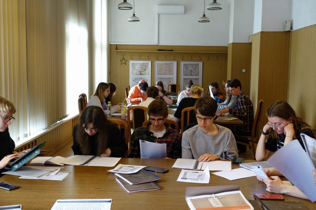 studenci w archiwum państwowym