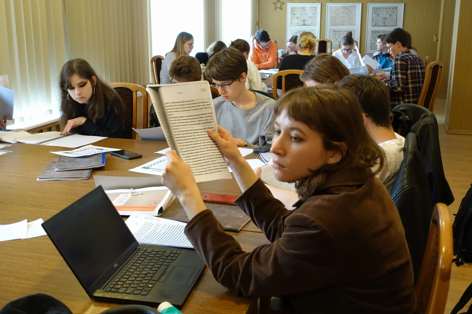 studenci w archiwum państwowym 