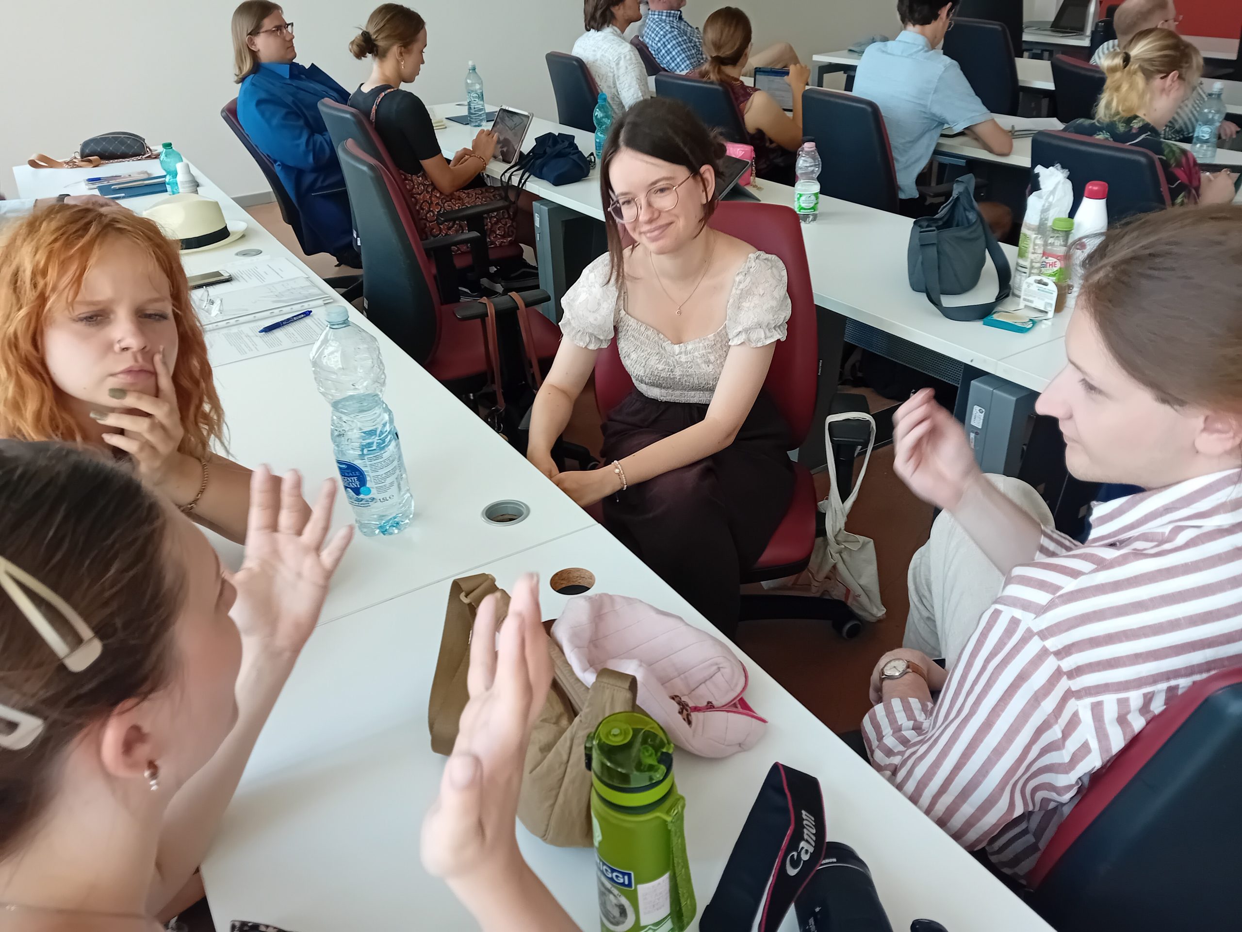 zdjęcie dyskutujących studentów